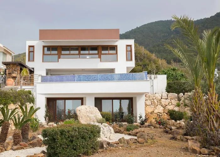 Karavi Villa Pomos
