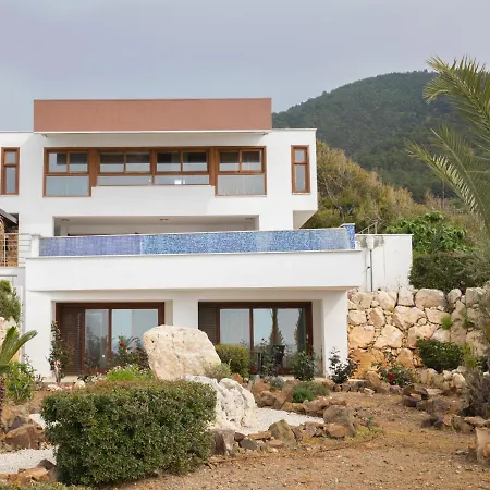 Karavi Villa Pomos